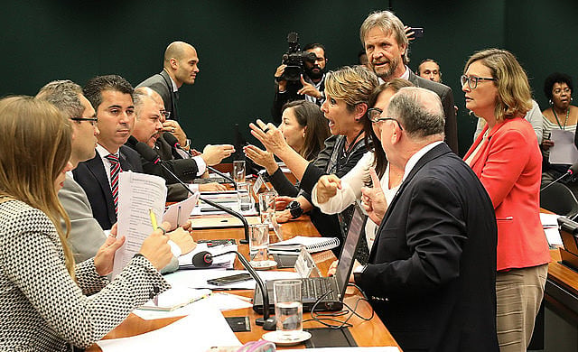 Parlamentares contrários à censura na sala de aula (dir.) protestam durante sessão do projeto "Escola Sem Partido"