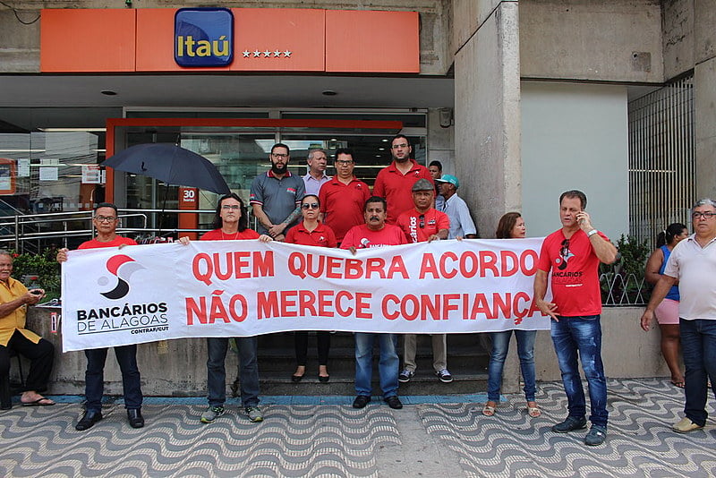 Bancários do Itaú em Alagoas protestam contra implantação da reforma trabalhista, no dia 1º de fevereiro de 2019
