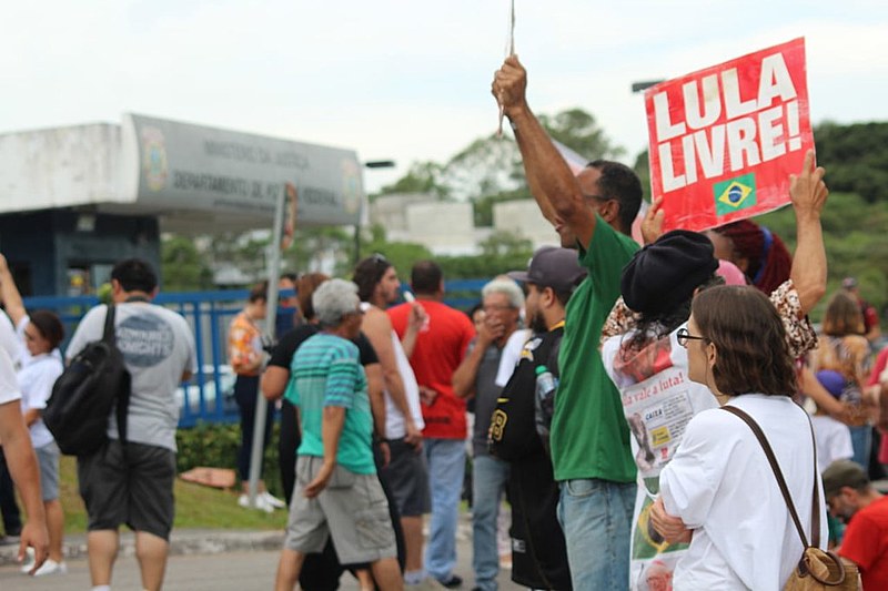 Assim que souberam da liminar, manifestantes se concentraram em frente à Polícia Federal para aguardar a liberdade de Lula