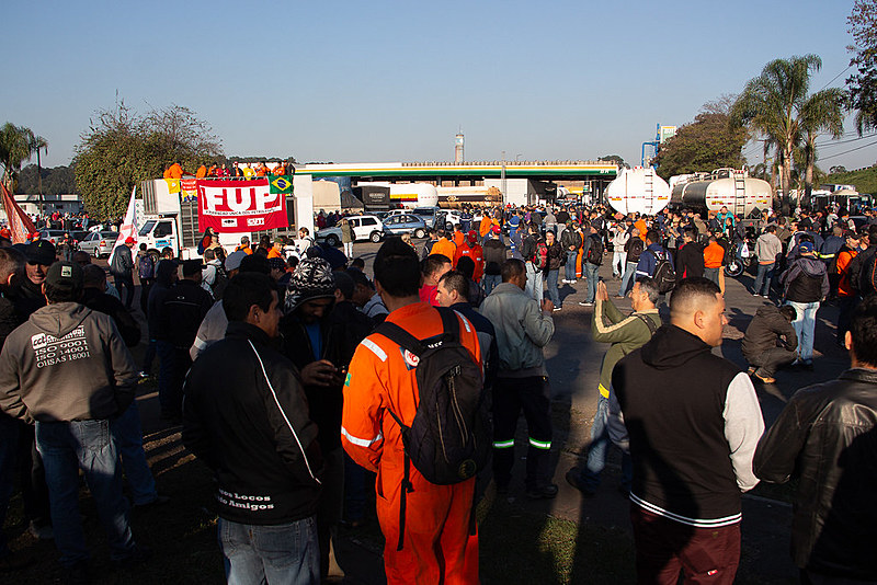 Os trabalhadores da Fafen PR estão em estado de greve e nesta terça (17) um protesto aconteceu em frente a fábrica