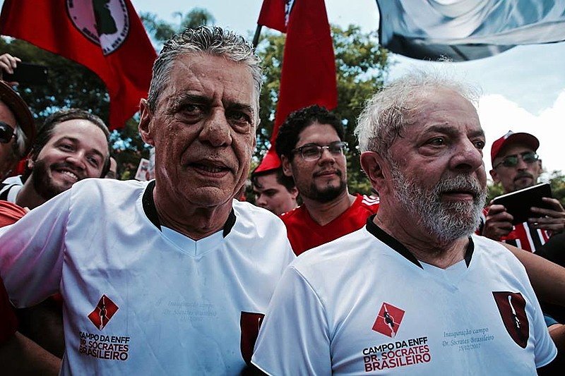 Cantor Chico Buarque, um dos artistas que assinam o manifesto, e ex-presidente Lula durante jogo de inauguração do campo Dr. Sócrates