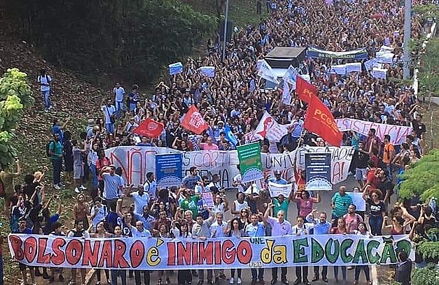 Estudiantes de la UFBA, una de las primeras afectadas por el recorte de Bolsonaro, realizan protesta contra el gobierno
