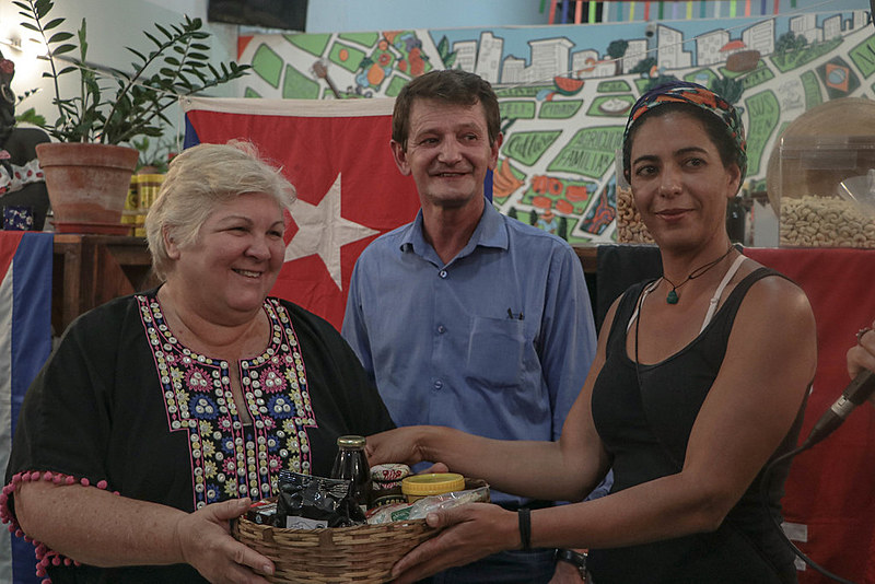 Aleida Guevara foi presenteada com uma cesta com produtos de assentamentos da reforma agrária
