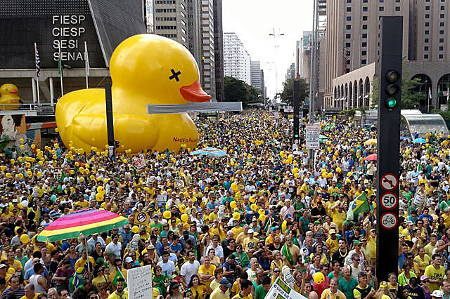 Manifestação na avenida Paulista em 2016 pedia entre outras reinvidicações a saída da presidenta eleita Dilma Rousseff