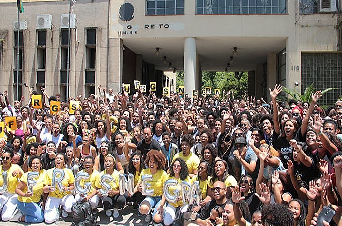 Estudantes negros da UFRGS fizeram uma foto coletiva no Dia da Consciência Negra