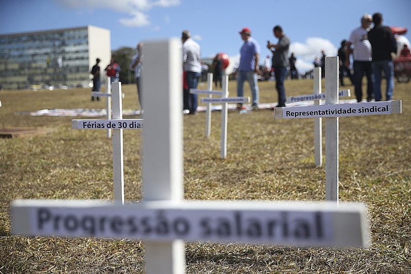 É lamentável que a alteração no sistema de trabalho tenha sido votada por um Congresso cada vez mais a serviço das entidades patronais