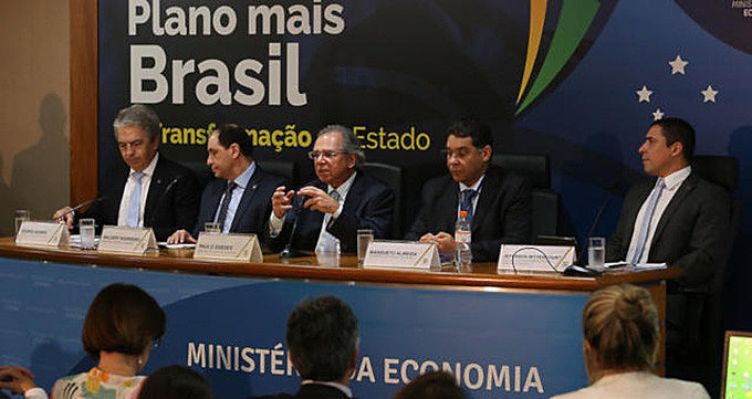 O ministro da Fazenda, Paulo Guedes, apresentou à imprensa, em novembro de 2019, as propostas do Pacto Federativo
