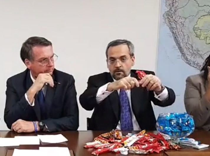 No Facebook, ministro tenta explicar cortes no orçamento usando chocolates