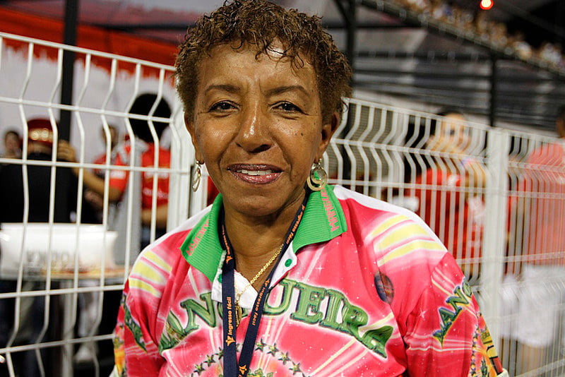 A deputada Leci Brandão em desfile do Carnaval carioca, 2012