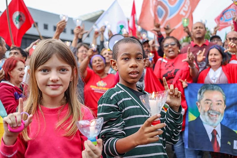 Cerimônia interreligiosa realizada nesta terça-feira (5), na Vigília Lula Livre, homenageou Vavá, irmão de Lula, falecido a sete dias.