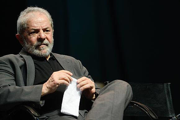 Lula é acusado de ser dono de um apartamento no Guarujá, no litoral de São Paulo.