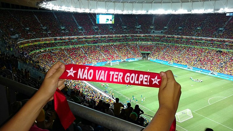 Torcedora protesta durante jogo do Brasil no estádio Mané Garrincha, em Brasília