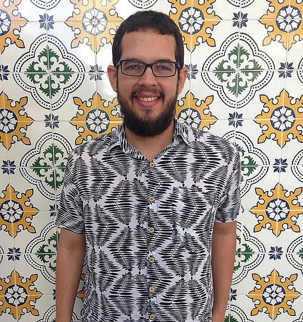 Beto - como gosta de ser chamado – é do Recife e, vez ou outra, desajeita-se na palavra.