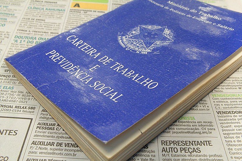 Oposição acusa o governo de cometer crime de responsabilidade e tentar comprar votos com promessas vazias.