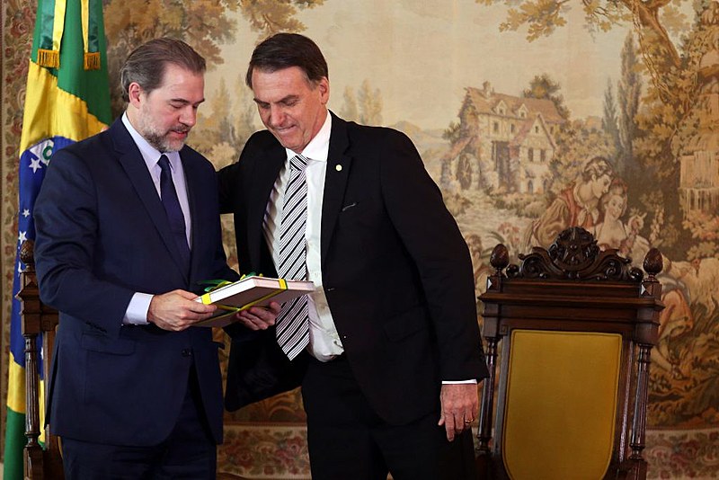 Dias Toffoli (esq.) ao lado do presidente Jair Bolsonaro