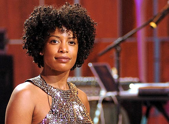 A artista carioca iniciou a carreira profissional nos anos 1990, em espetáculos musicais