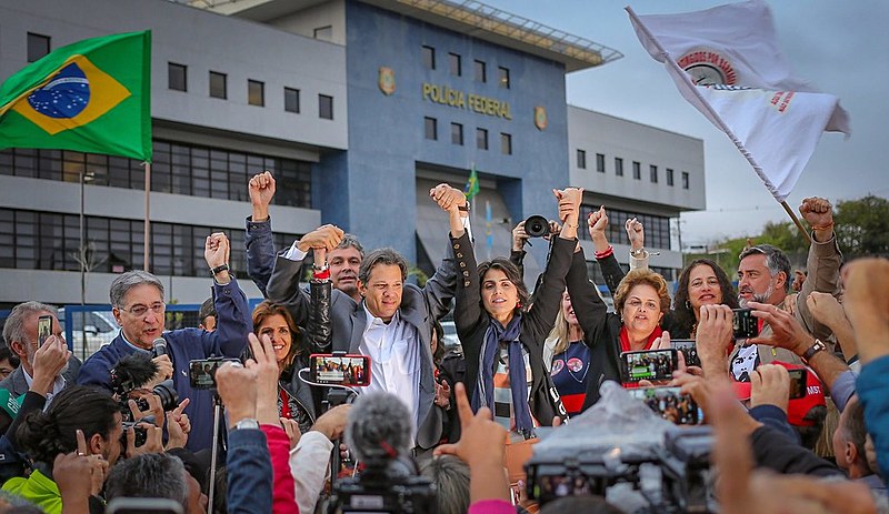 A confirmação da candidatura de Fernando Haddad no lugar de Lula na chapa petista, foi feita na Vigília Lula Livre, em Curitiba (PR)