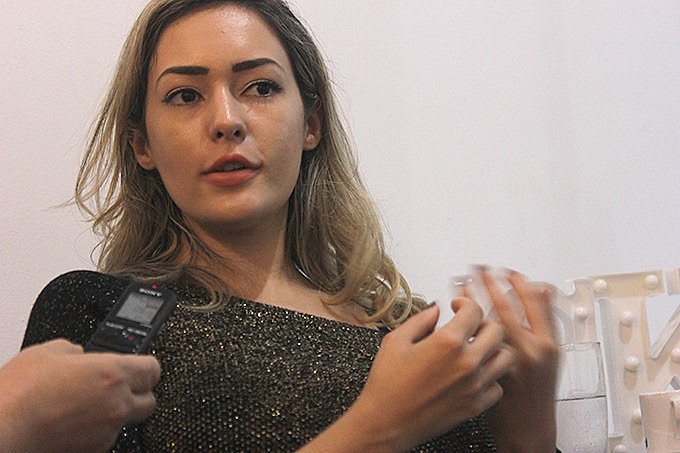 Sabrina reúne 110 mil seguidores no Instagram, 75 mil no Twitter e 175 mil em seu canal no Youtube, o Tese Onze