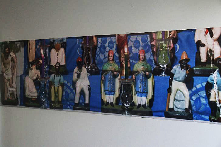 Em sua primeira exposição individual, Jaqueline Rodrigues apresenta o fruto das suas vivências em terreiros de Umbanda do Cariri.