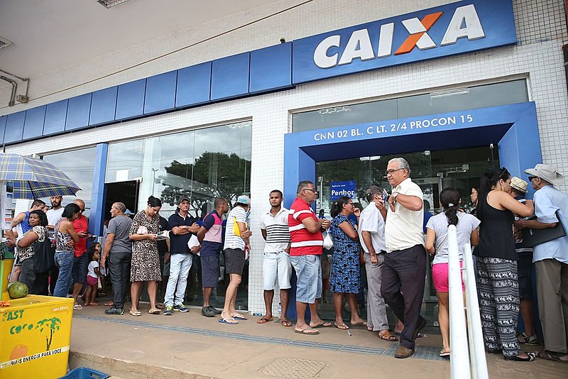Quem entra na fila dos velhos acaba demorando muito mais pra ser atendido