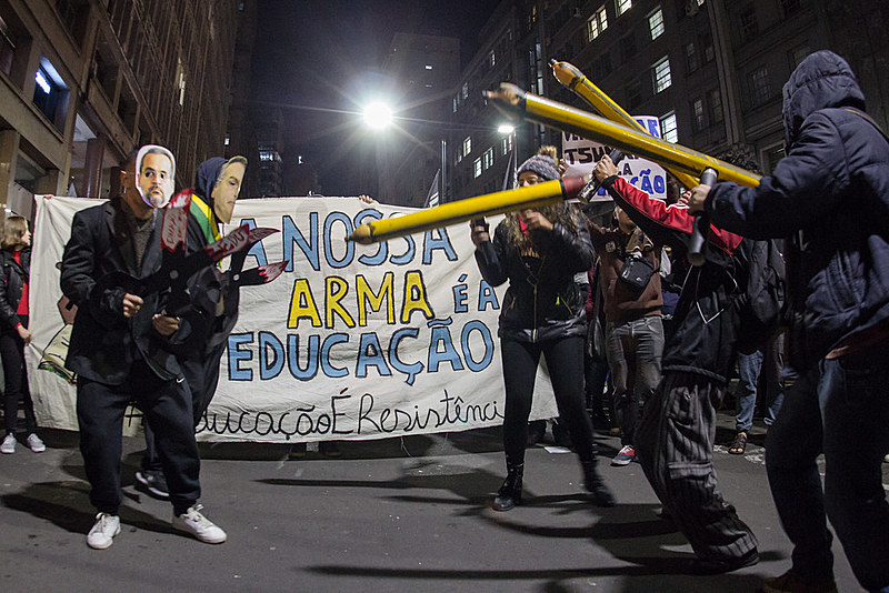 Governo Bolsonaro ataca cotidianamente de forma absurda a democracia e a soberania nacional, denunciam os estudantes