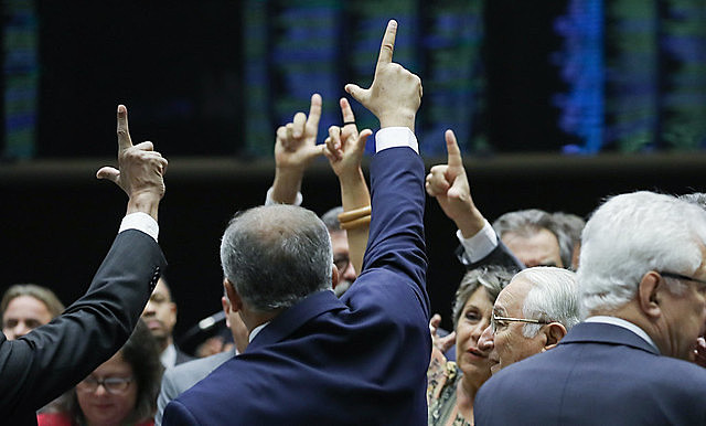 Manifestações começaram no plenário e foram até o STF