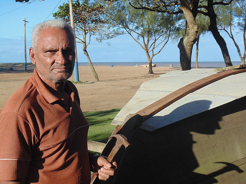 Seu Simião constrói um barco para transporte de passageiros, pois pesca está proibida