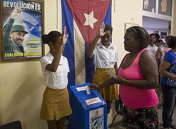 Jovens estudantes fazem a guarda das urnas eleitorais durante votação