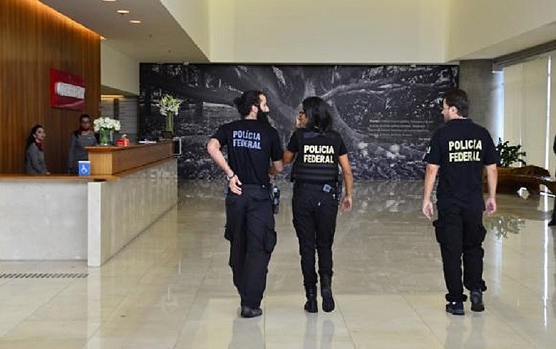 'País vive situação insustentável. O nível de corrupção é monstruoso e alguma coisa deveria ser feita', diz Fornazieri