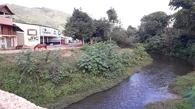 Caso a barragem se rompa, o Rio São João, que passa pela cidade, inclusive pelo centro comercial, é possível rota da lama tóxica