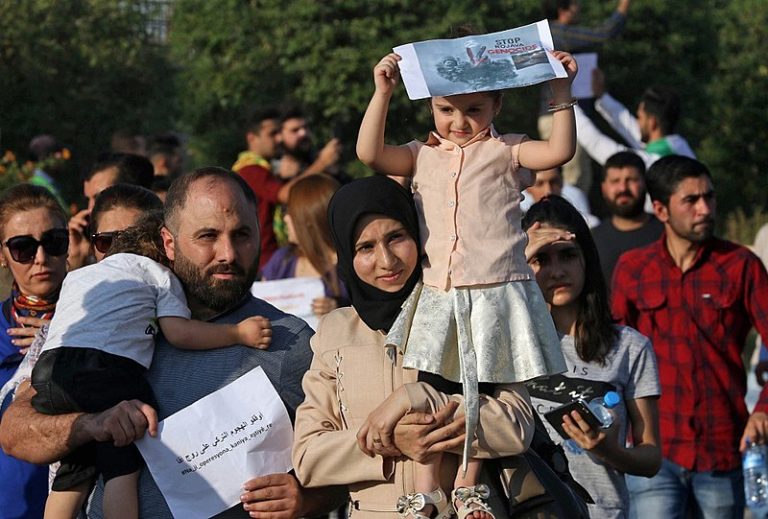 Turquia ataca forças curdas na Síria após Trump retirar tropas da fronteira