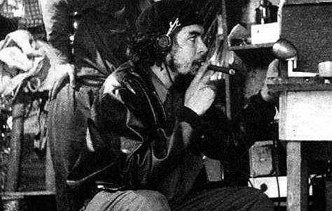 El Che Guevara durante las transmisiones clandestina de la Radio Rebelde