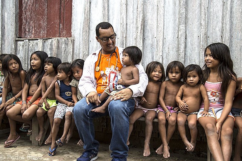 Médico cubano Arnaldo Cedeño se despede de aldeia indígena Apalaí e Wayana na fronteira com o Suriname