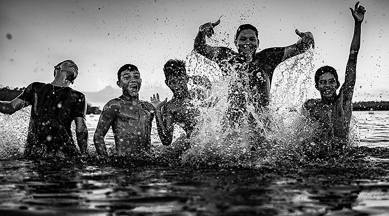 A mostra traz 40 fotografias tiradas em três locais distantes, mas parecidos.