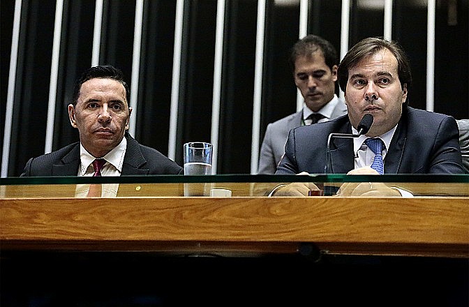 Presidente da Câmara, Rodrigo Maia, foi criticado por ter colocado medida de novo em votação