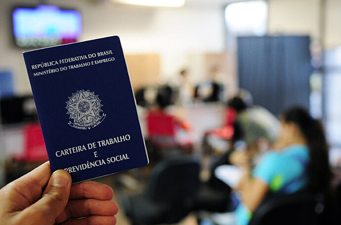 95% dos trabalhadores e trabalhadoras desempregados há mais de um ano pertencem às classes C, D e E