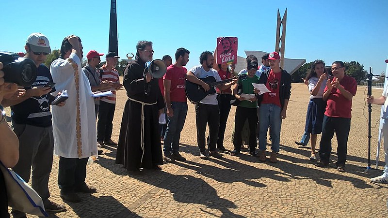 Manifestantes reunidos durante ato inter-religioso em frente ao STF, nesta terça-feira (14), em Brasília