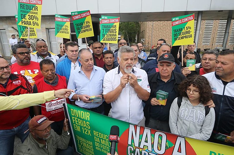 Metalúrgicos participaram da primeira atividade da Jornada de lutas em defesa de empregos e direitos, na porta da Volkswagen