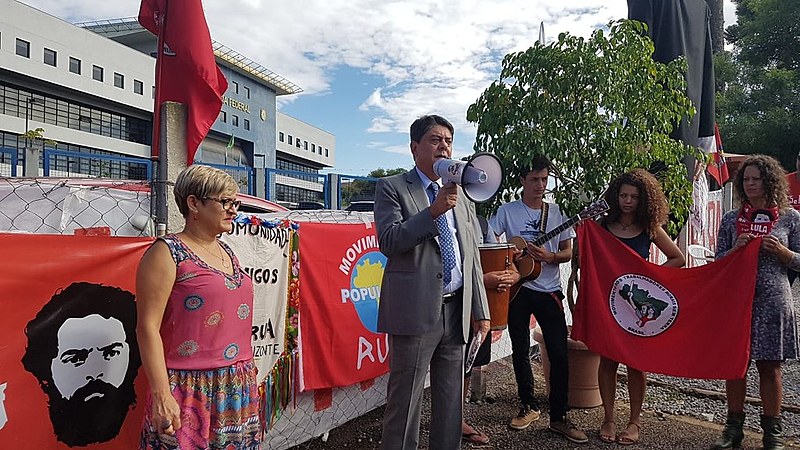 Ex-deputado Wadih Damous durante saudação de ''bom dia presidente Lula''. Vigília completou 335 dias de resistência nesta quarta-feira (6)