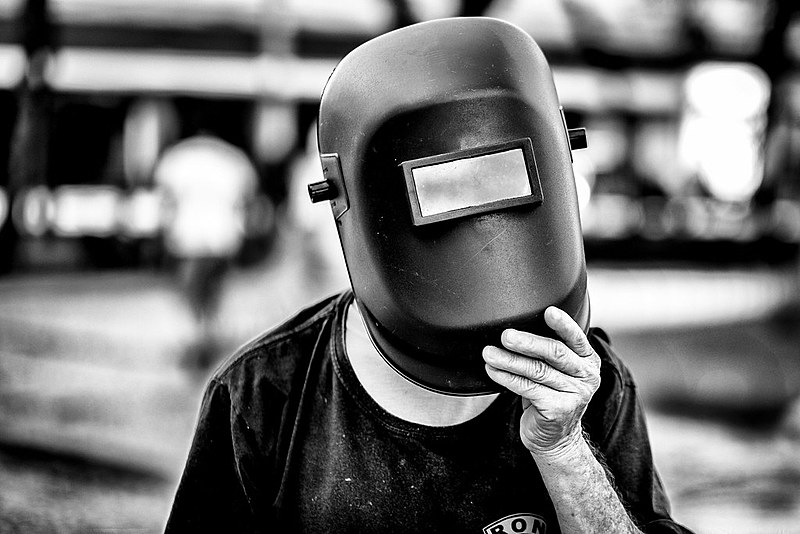 "Cabisbaixo, ele mostrou, no celular, a matéria da rádio. Nem ouvimos até o fim"