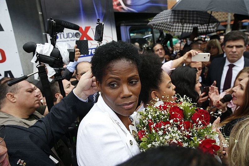 A advogada Valéria Lúcia dos Santos, que foi algemada e presa durante audiência, fala durante ato de desagravo em frente ao Fórum em Caxias