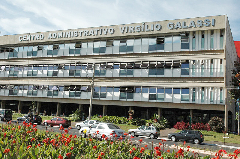 Prefeito atrasou salários, fechou fundação, superintendências e cancelou o carnaval