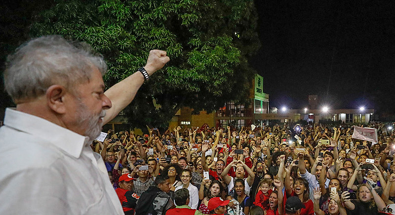 Manifestantes tomam as ruas em apoio ao ex-presidente Lula