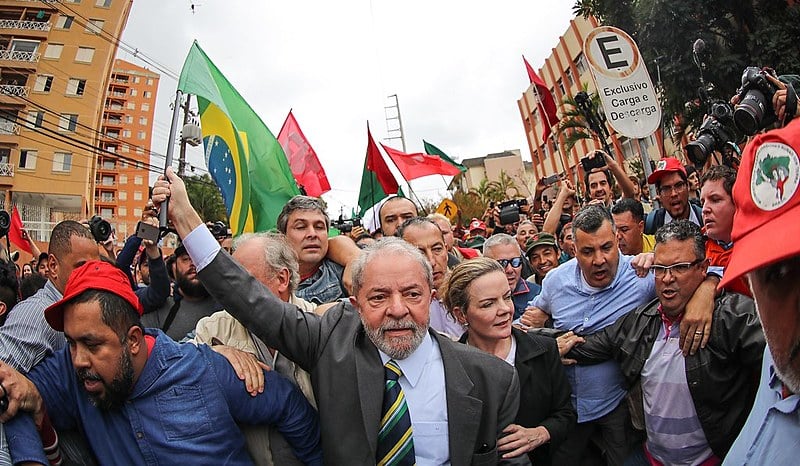 O ex-presidente é recebido por movimentos sociais ao chegar em Curitiba antes de seu depoimento no âmbito da Lava Jato no dia 10