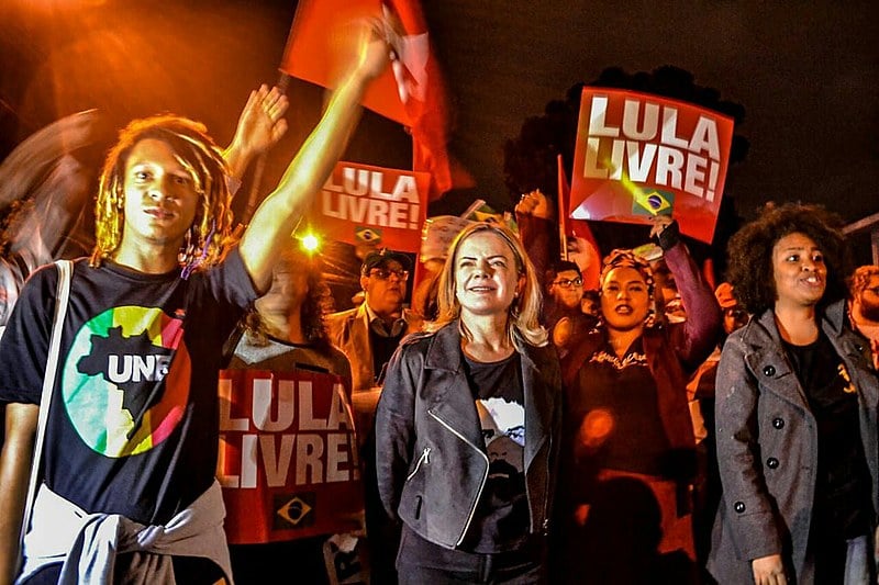 Após a abertura do Congresso, os jovens deram o já tradicional "boa noite" ao ex-presidente