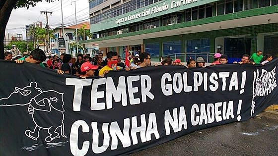 Escracho em frente à sede do escritório do senador Eunício Oliveira (PMDB - CE), em Fortaleza