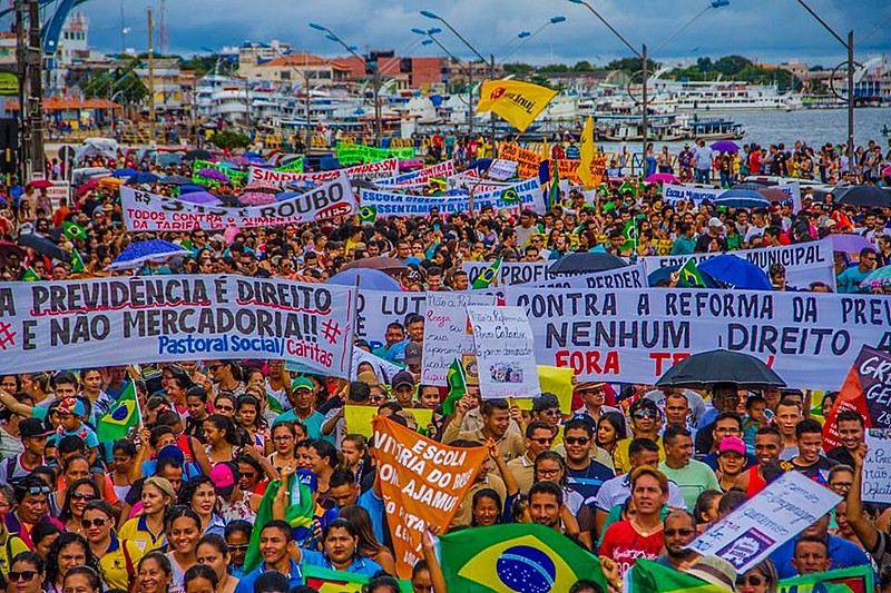Manifestantes ocupam aa ruas em Santarém (PA) no dia 28 de abril (28A)