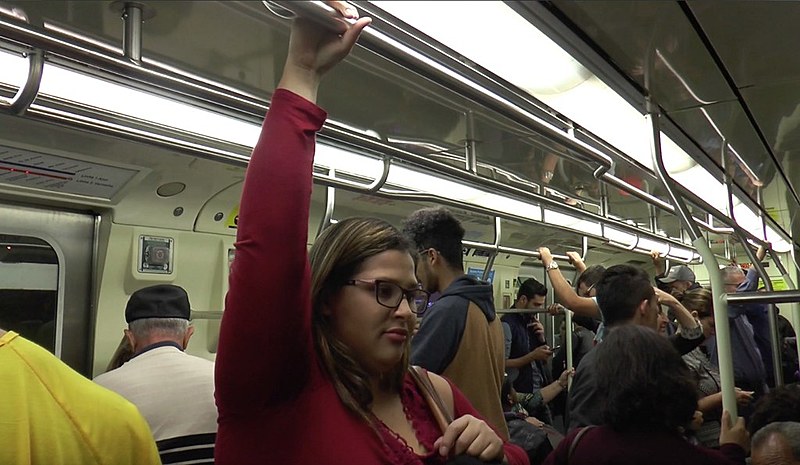 Rodeada por homens, corpos das mulheres não são respeitados nos espaços públicos