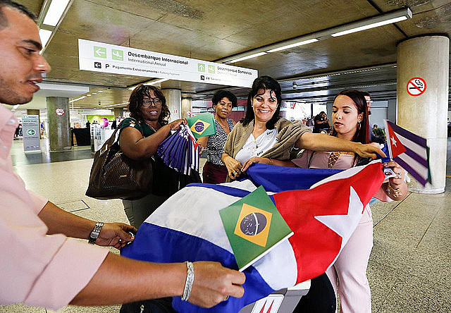 Más de 400 médicos de Cuba que trabajaban en São Paulo empezaron el regreso a su país el último sábado (24)