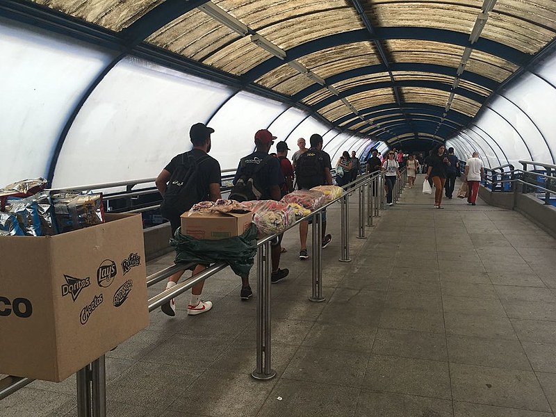 Rampa da Estação Barra Funda do Metrô, em São Paulo, tomada por produtos de vendedores ambulantes